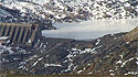 Vista de la presa rota de Ribadelago con el agua embalsada helada